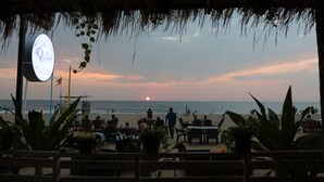 Un restaurant situé en bord de mer, avec une terrasse offrant une vue sur l’océan.