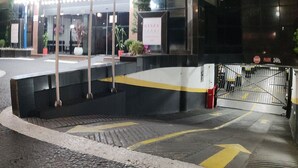 Ein modernes Gebäude mit einem markanten, zylindrischen Design und mehreren Balkonen.