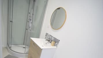 Serviettes fournies, savon, papier toilette
