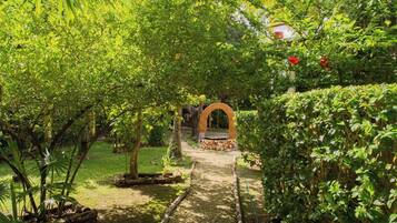 Casa, 1 quarto, sacada | Jardim