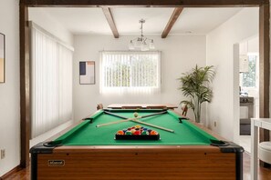 Game room - Games & Yard | 10 Min to Universal Studios (Glendale)