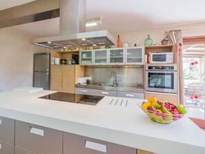 Micro-ondes, four, lave-vaisselle, cafetière/bouilloire