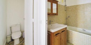 Suihku, hiustenkuivaaja, pyyhkeet, vessapaperi