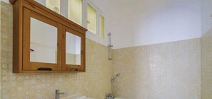 Douche, sèche-cheveux, serviettes fournies, papier toilette