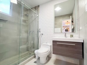Dusche, Haartrockner, Handtücher, Seife