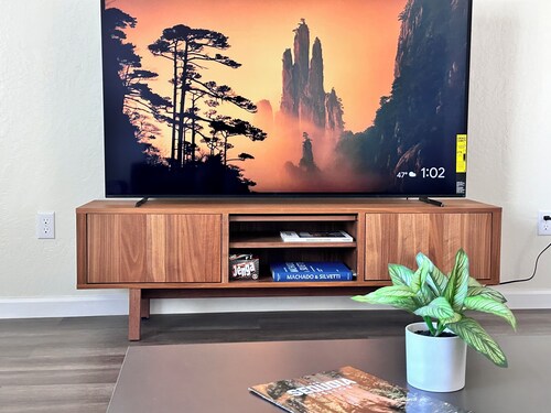 Downtown Hanford Getaway - New 4 bed, 3 Bedroom, 2.5 Bath