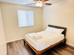 3 chambres, bureau, fer et planche à repasser, lit parapluie