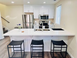 冷蔵庫、電子レンジ、オーブン、コンロ