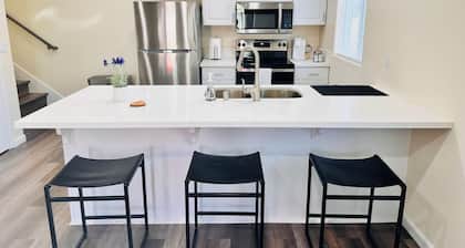 Downtown Hanford Getaway - New 4 bed, 3 Bedroom, 2.5 Bath