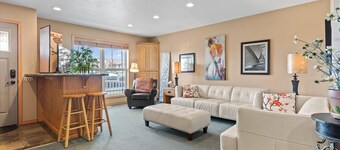 ADA Home with Cozy Fireplace, Close to Silverwood, Restaurants & Hayden Lake!