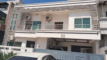 Façana frontal de l'allotjament
