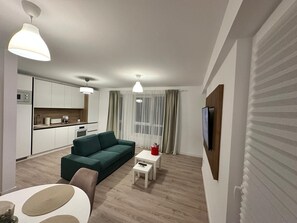 Apartment, 1 Bedroom, Smoking, Balcony | Living room