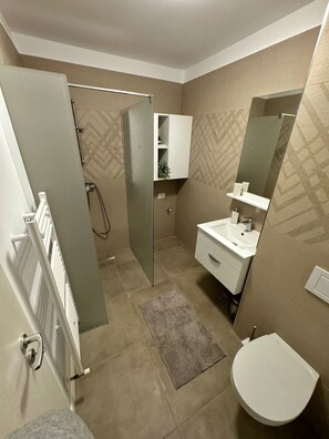 Apartment, 1 Bedroom, Smoking, Balcony | Bathroom - Myhouse în Ploiesti Prahova (Blejoi)