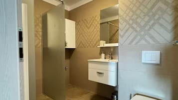 Apartment, 1 Bedroom, Smoking, Balcony | Bathroom