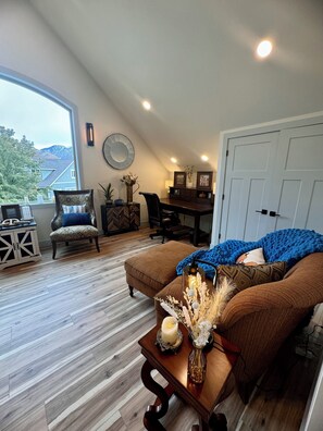 Smart TV, books - New - Elevated Comfort in Salt Lake City (Salt Lake City)