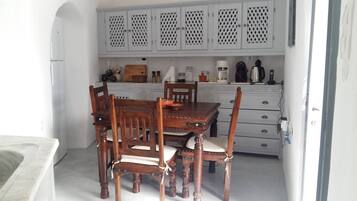 House, 3 Bedrooms, Smoking, Balcony | Dining room