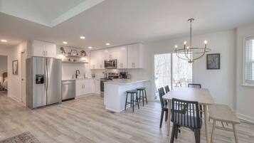 Geladeira, micro-ondas, fogão, cooktop