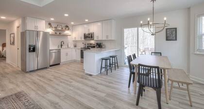 Woodland Retreat - Modern Comfort Near Nashville