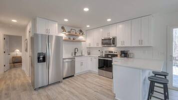 Geladeira, micro-ondas, fogão, cooktop