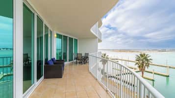 Signature Condo, 3 Bedrooms, Balcony, Bay View | Balcony