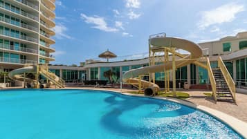 Una piscina techada, una piscina al aire libre