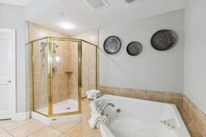 Signature Condo, 3 Bedrooms, Balcony, Bay View | Bathroom | Free toiletries, towels, soap, shampoo - Caribe 306 C (Orange Beach)