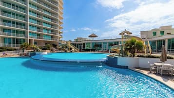 Una piscina techada, una piscina al aire libre