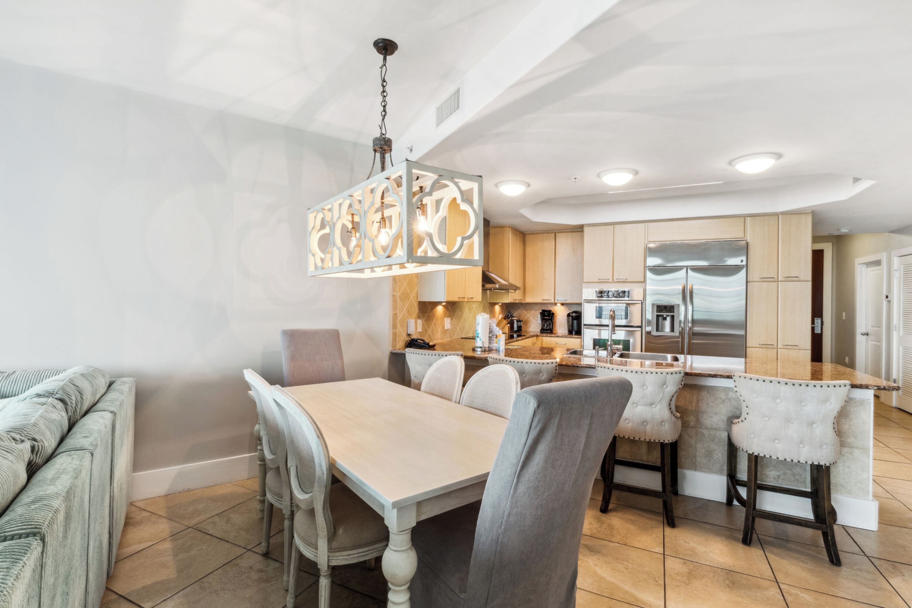 Signature Condo, 3 Bedrooms, Balcony, Bay View | In-room dining