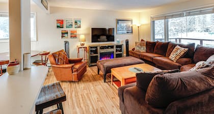 Riverside Retreat: Cozy Fairbanks Home w/ View