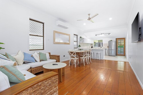 Perfect Cooee Bay Beach Getaway! 