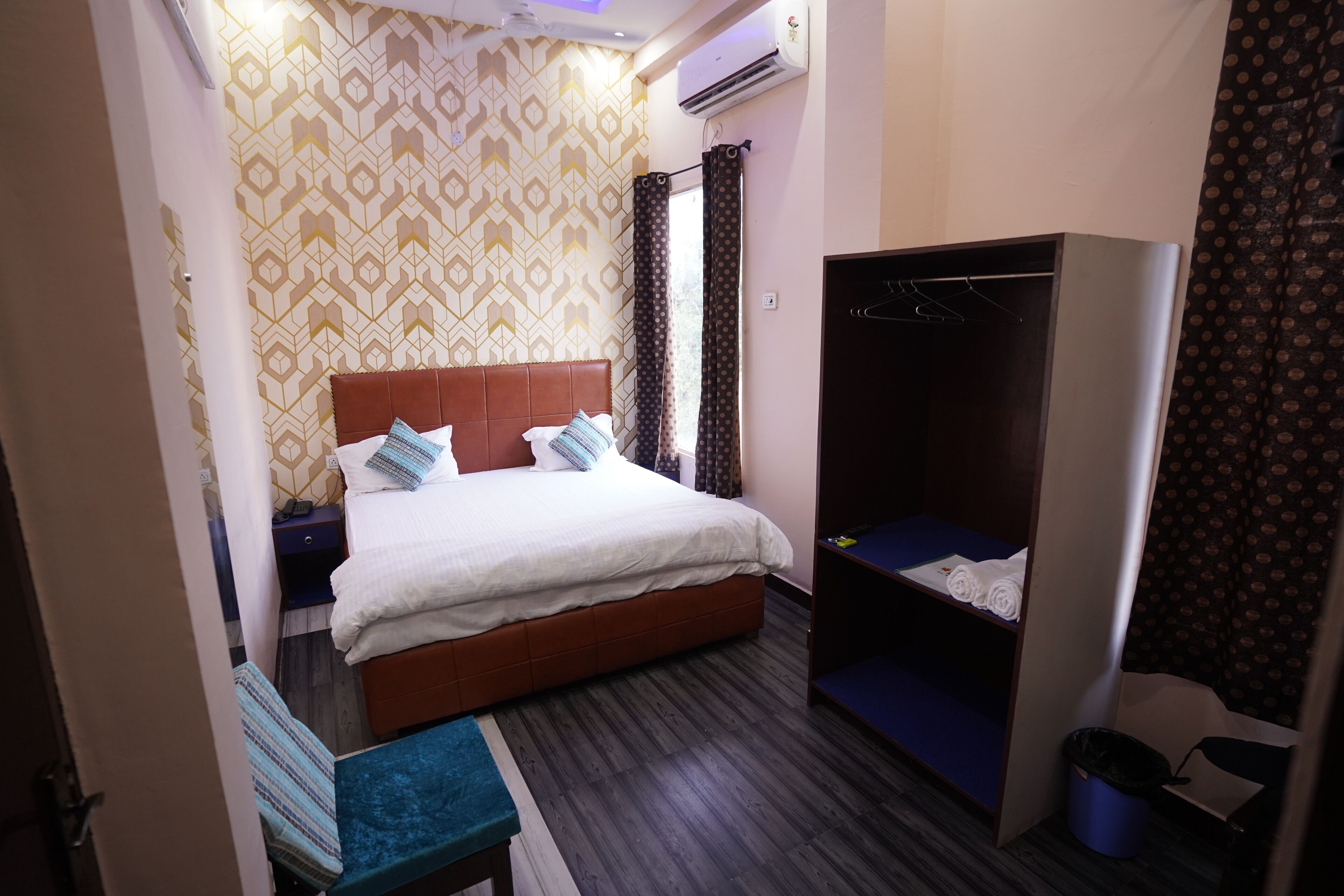 Deluxe Double Room | Desk, free WiFi, bed sheets