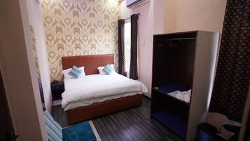 Deluxe Double Room | Desk, free WiFi, bed sheets