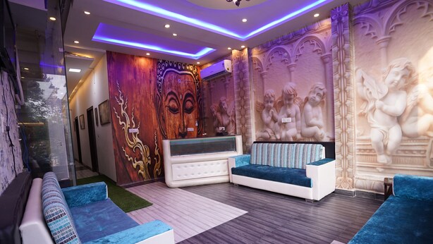 Un hall d’entrée moderne avec un canapé, un comptoir de réception et des œuvres d’art décoratives murales.