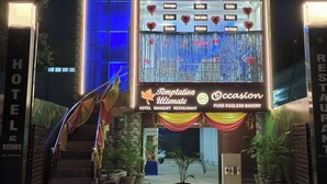 Un hôtel au design moderne, doté d’un escalier et agrémenté de plantes en pot.