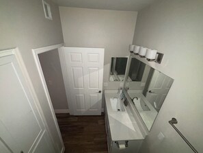 Towels, toilet paper - Spacious 3-Bedroom Apartment (mesa)