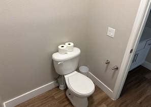 タオル、トイレットペーパー