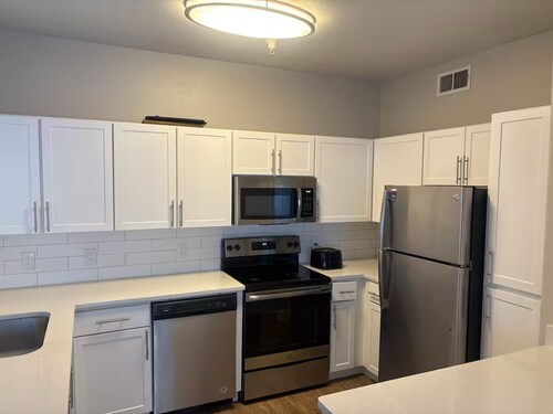 Contemporary Tempe Retreat: Modern Elegance with Poolside Luxury