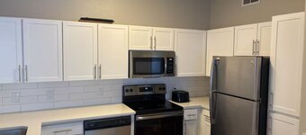 Contemporary Tempe Retreat: Modern Elegance with Poolside Luxury