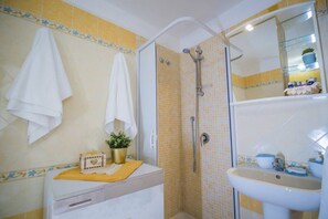 Chuveiro, secador de cabelo, bidê, toalhas de banho