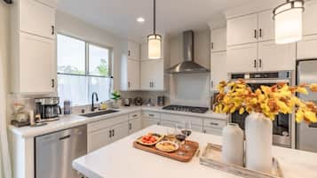 House (5 Bedrooms) | Private kitchen | Microwave, oven