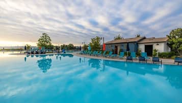 Kolam renang outdoor, dengan payung kolam renang dan kursi berjemur