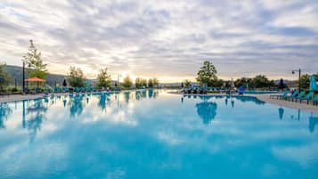 Outdoor pool, pool umbrellas, sun loungers