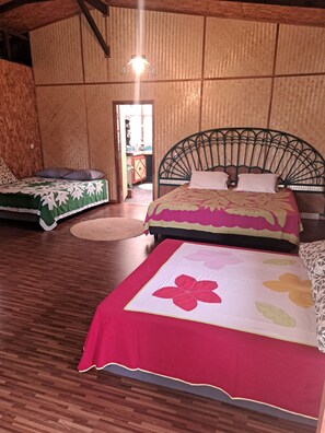 1 habitación, escritorio, tabla de planchar con plancha y cuna de viaje 