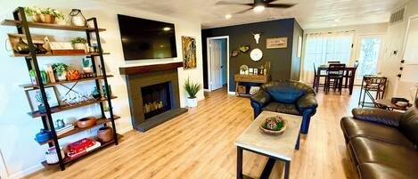 Smart TV, chimenea, videoteca