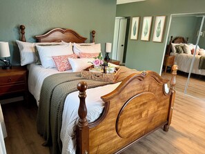 3 slaapkamers, een strijkplank/strijkijzer, gratis wifi, beddengoed