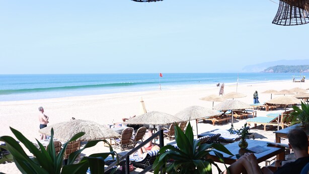 A beachside setting with sun loungers, umbrellas, and a view of the ocean. - Silent waves (Canacona)