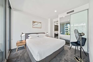 1 bedroom, desk, iron/ironing board, WiFi - Stylish 1-Bed Retreat Steps from Foreshore (Kingston)
