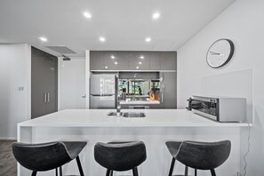 Fridge, microwave, oven, stovetop - Stylish 1-Bed Retreat Steps from Foreshore (Kingston)