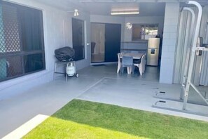 Outdoor dining - Spacious Retreat on Brenton in Tropical North Quee (Townsville)