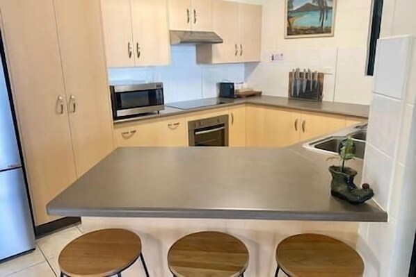 Fridge, microwave, oven, stovetop - Spacious Retreat on Brenton in Tropical North Quee (Townsville)